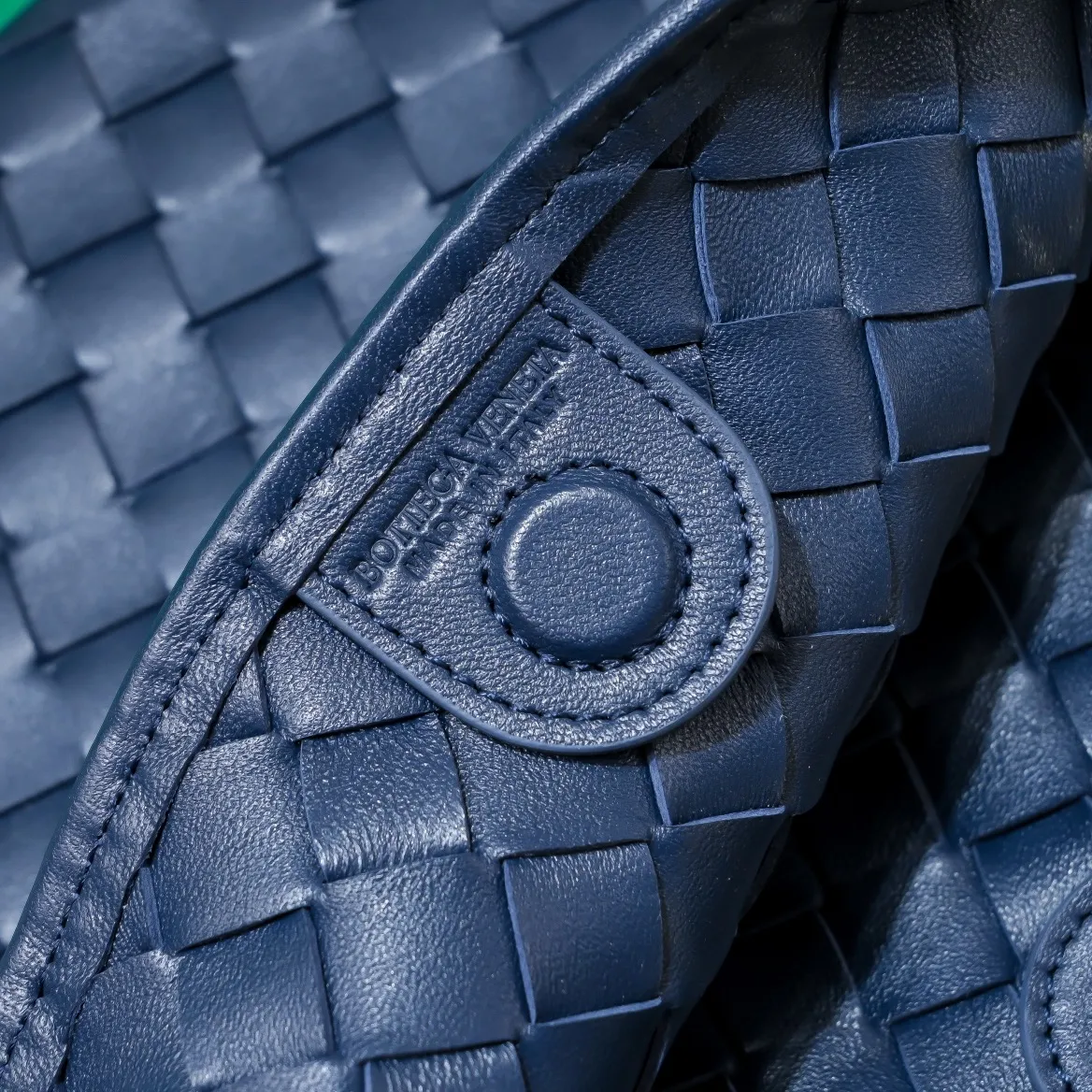 Batch 1860 Bv2024 early spring new product ⛓️Chain SARDINE 💙 Upgraded chain shoulder strap ⛓️ Chic and high-end, showing the fashion taste of urban women! Metal handles and classic weaving are combined together to perfectly integrate art and elegance. Through exquisite craftsmanship, new sardine-shaped handles are cast, and the brass material is the finishing touch. Each handle has a unique light-floating effect. The top-grade sheepskin material is woven to create a half-moon-shaped bag body, which has a fleshy touch and satisfies the preferences of those who pay attention to details. It is the most outstanding fashionable item for any occasion! 💕 Size: 33x20x4, Model: 6768#